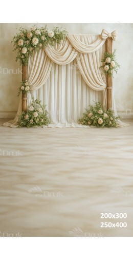 Tło fotograficzne z kremową altaną, drapowaniami i kwiatami w odcieniach ecru | E550